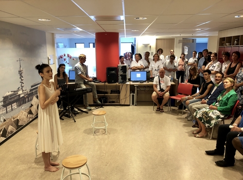 Danseres bedankt behandelaars met ontroerend optreden
