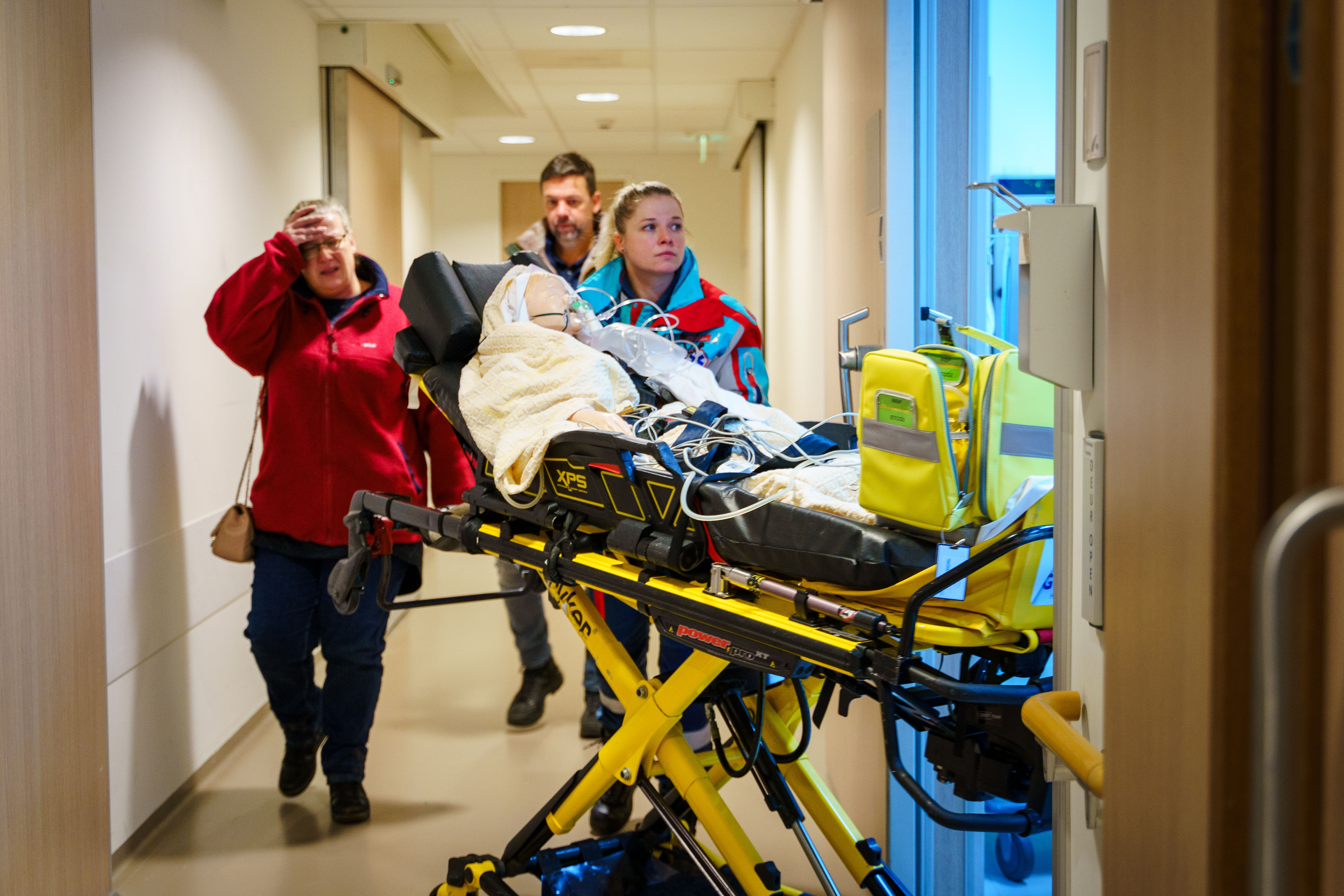 De ambulancedienst brengt de simulatiepop binnen bij de SEH van HagaZiekenhuis Den Haag. De ouders van de jonge patiënt worden gespeeld door acteurs.