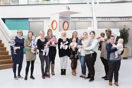 11 moeders met hun baby's