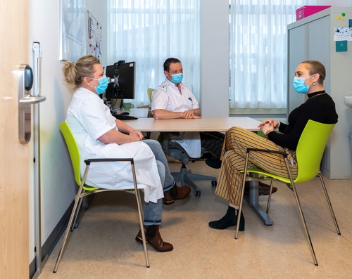 Renee komt regelmatig op het spreekuur bij internist-oncoloog Danny Houtsma en verpleegkundig specialist Barbara van den Berg-Zwarteveld