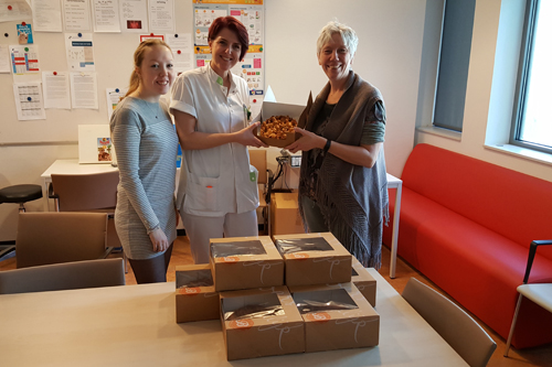 Wilma en Inge Voskamp met appeltaarten