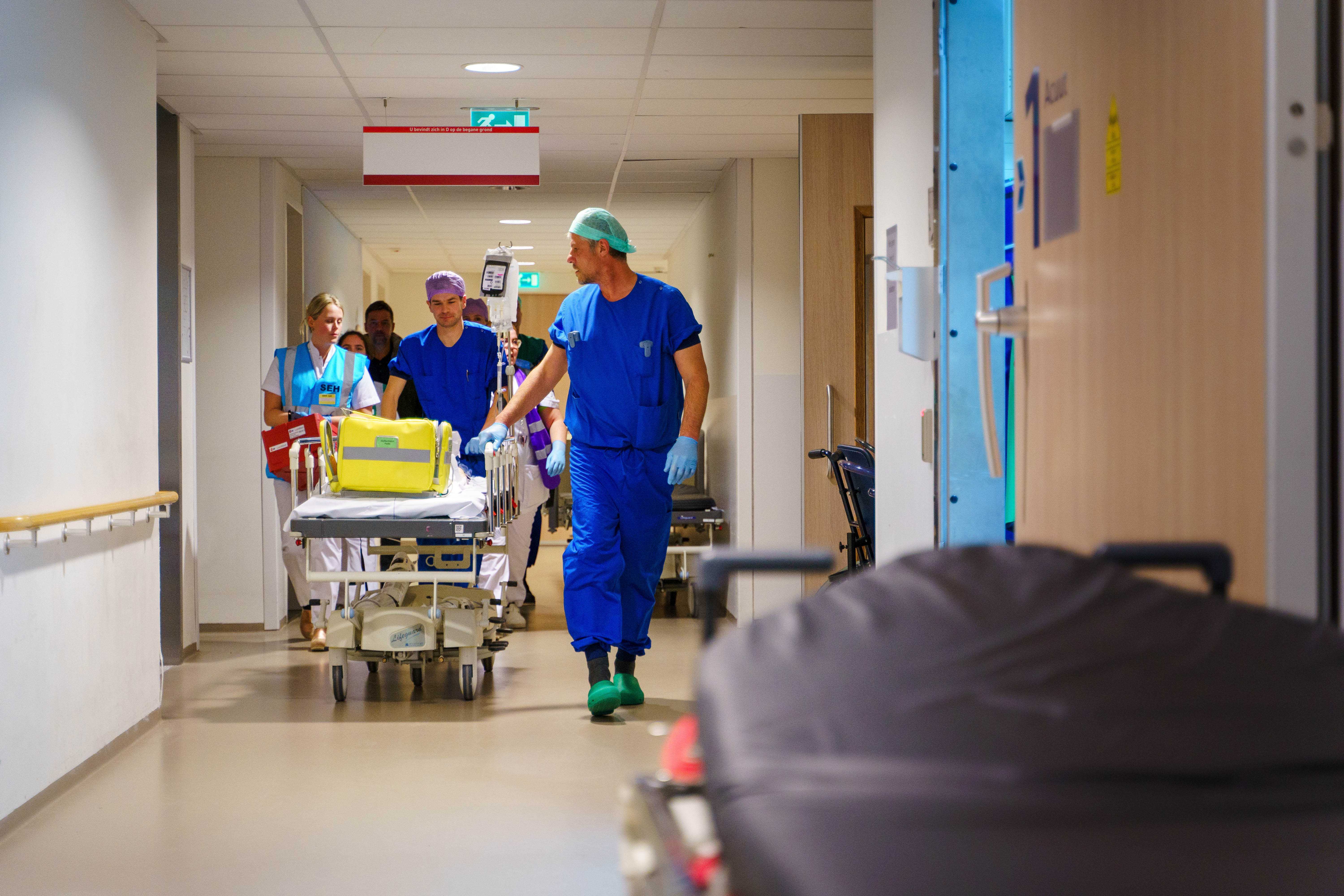 De patiënt wordt naar het OK complex gereden.
