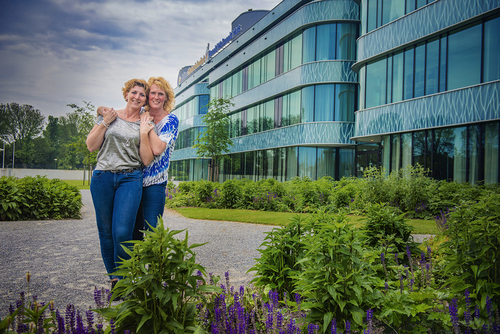Karin en Simone samen voor het ziekenhuis