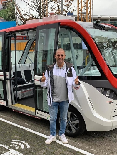 Roger Rijkschroeff is sinds kort steward op de zelfrijdende HagaShuttle bij het HagaZiekenhuis. Hij is de eerste vrijwilliger die hier speciaal voor is opgeleid.