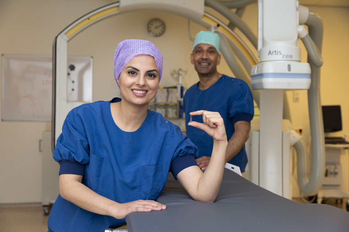 Cardiologen Hemanth Ramanna en Shmaila Saleem-Talib zijn pioniers van het inzetten van de draadloze pacemaker via de halsader