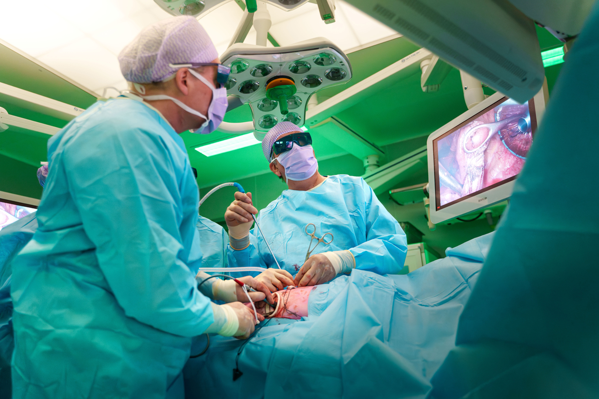 De longchirurgen gebruiken tijdens de operatie beschermende brillen vanwege de laser.