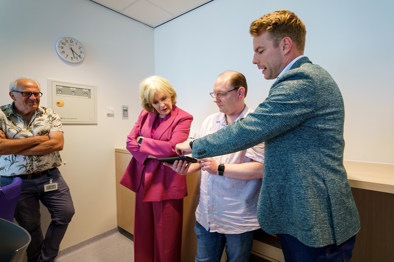 De minister krijgt uitleg van Mark van de Vrede (rechts), Patrick Govers van het HagaZiekenhuis en infectiepreventiespecialist Sjaak Tersteeg