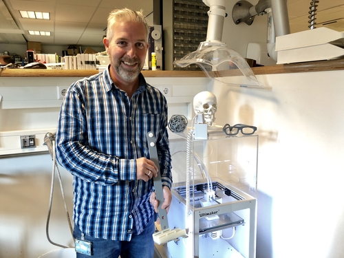 Arthur samen met de 3D-printer
