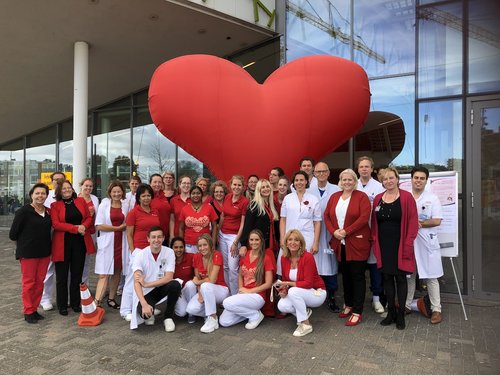 Haga kleurt rood op Dress Red Day