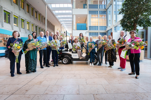 De vrijwilligers met bloemen in de centrale hal van het HagaZiekenhuis