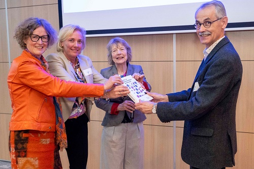 Loes Visser (links) bij de boekpresentatie