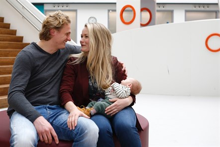 Jaimy van Kempen (27), Rogier de Winter (33) en hun zoon Tom