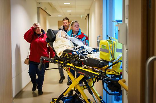 De ambulancedienst brengt de simulatiepop binnen bij de SEH van HagaZiekenhuis Den Haag. De ouders van de jonge patiënt worden gespeeld door acteurs. 