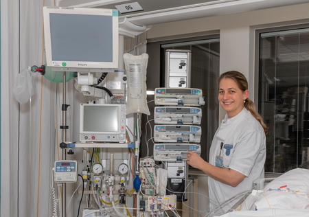 Hoe voorkom je medicatiefouten bij patiënten die op de Intensive Care worden opgenomen? Ziekenhuisapotheker Liesbeth Bosma onderzocht dit en deed aanbevelingen voor een nieuw medicatieveiligheidsbeleid.